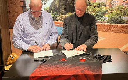 Eigenaar van Waaijers Installaties uit Helmond en voorzitter TTV Stiphout tekenen de nieuwe sponsorovereenkomst