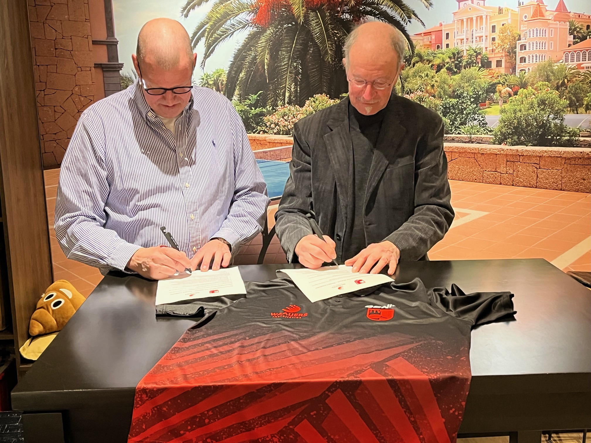 Eigenaar van Waaijers Installaties uit Helmond en voorzitter TTV Stiphout tekenen de nieuwe sponsorovereenkomst